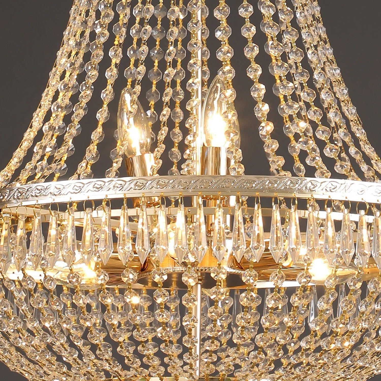 Détail intérieur du lustre cristal avec bougies LED
