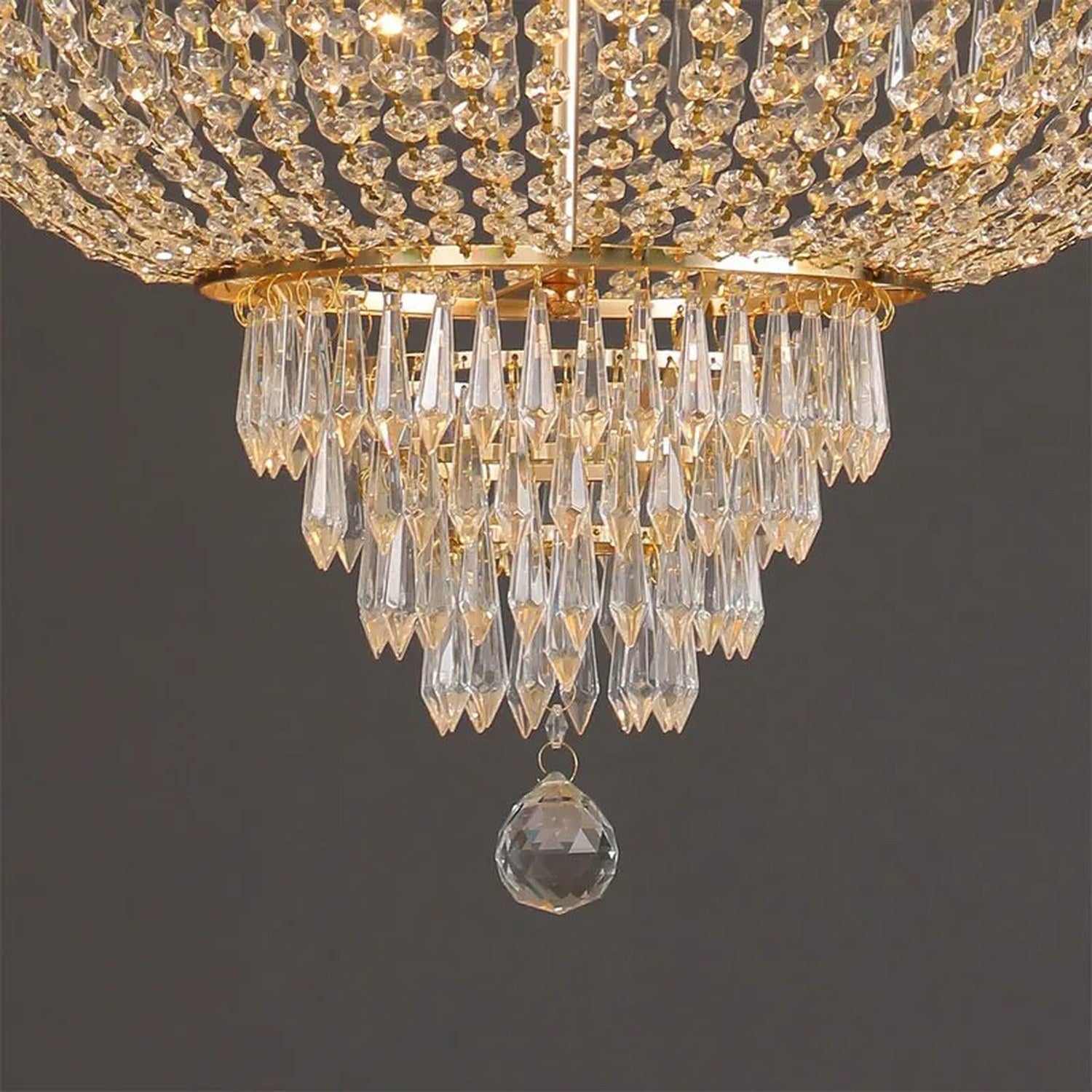 Détail des pendentifs en cristal et boule centrale