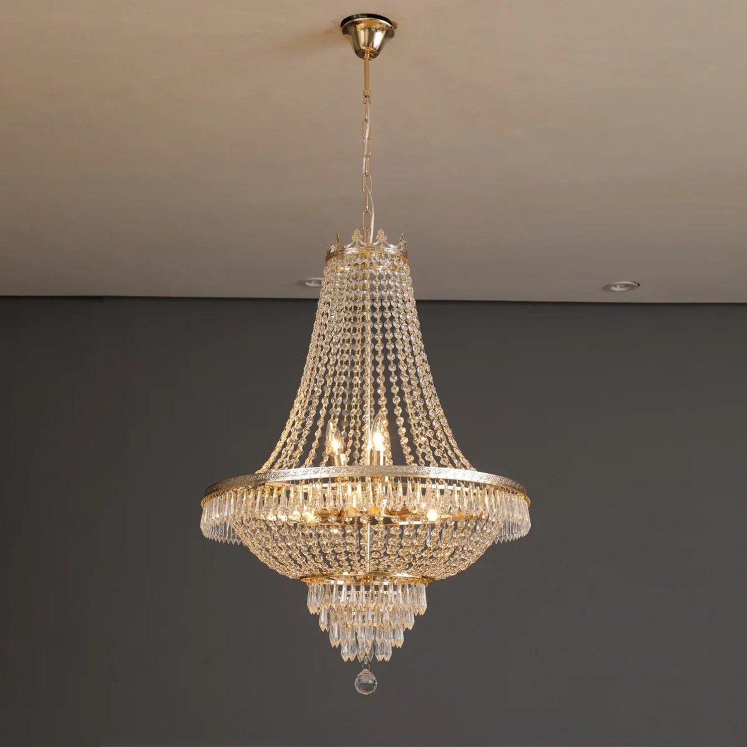 Lustre cristal doré suspendu au plafond