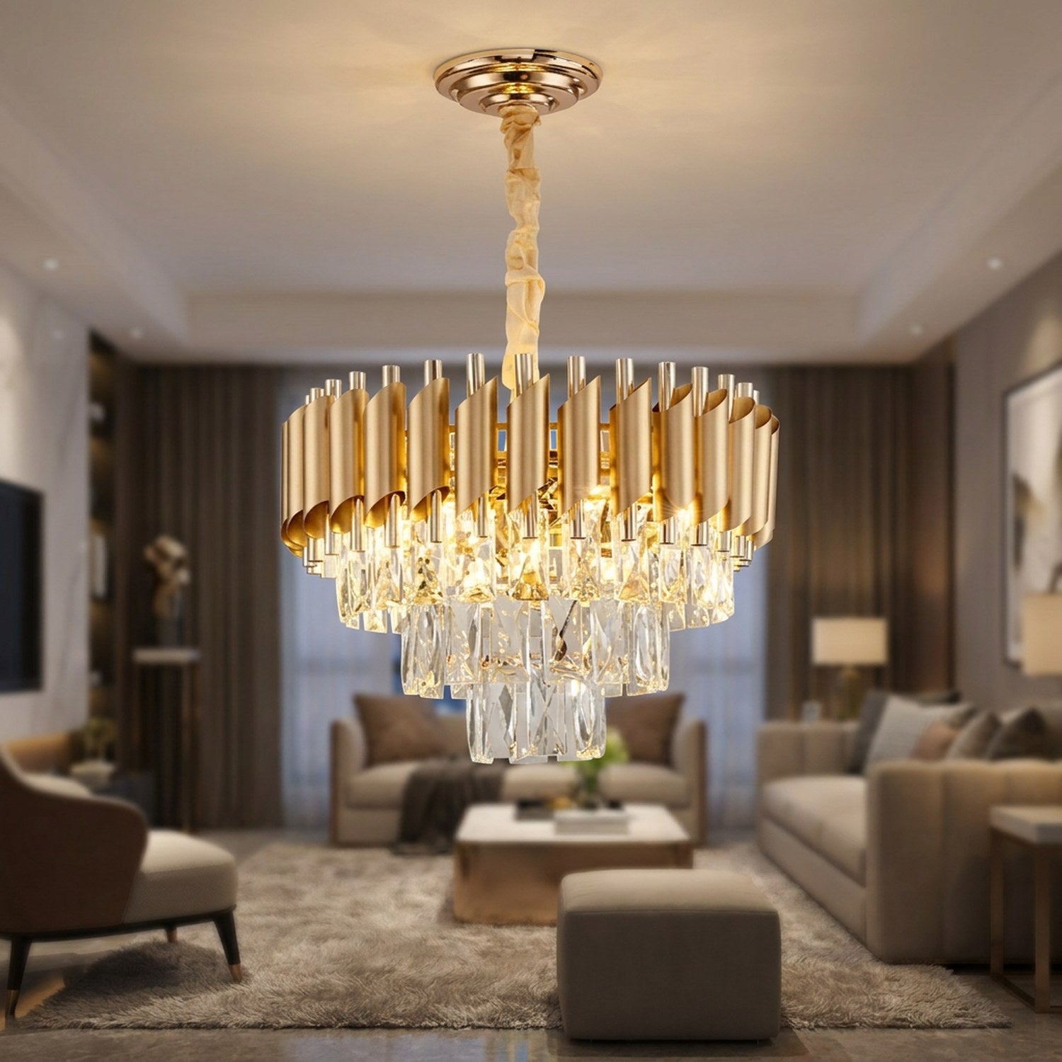 Lustre en cristal doré à pampilles suspendu au plafond d'un salon moderne et lumineux