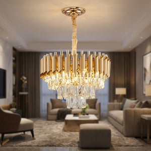 Lustre en cristal doré à pampilles suspendu au plafond d'un salon moderne et lumineux