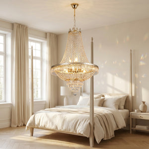 Lustre cristal LED dans une chambre de luxe à baldaquin