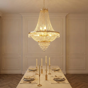 Lustre cristal LED au-dessus d'une table de salle à manger élégante