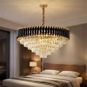 Lustre en cristal noir et doré suspendu dans une chambre cosy