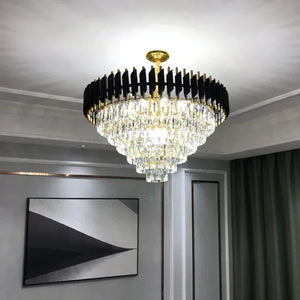 Lustre en cristal noir et doré allumé dans un salon contemporain