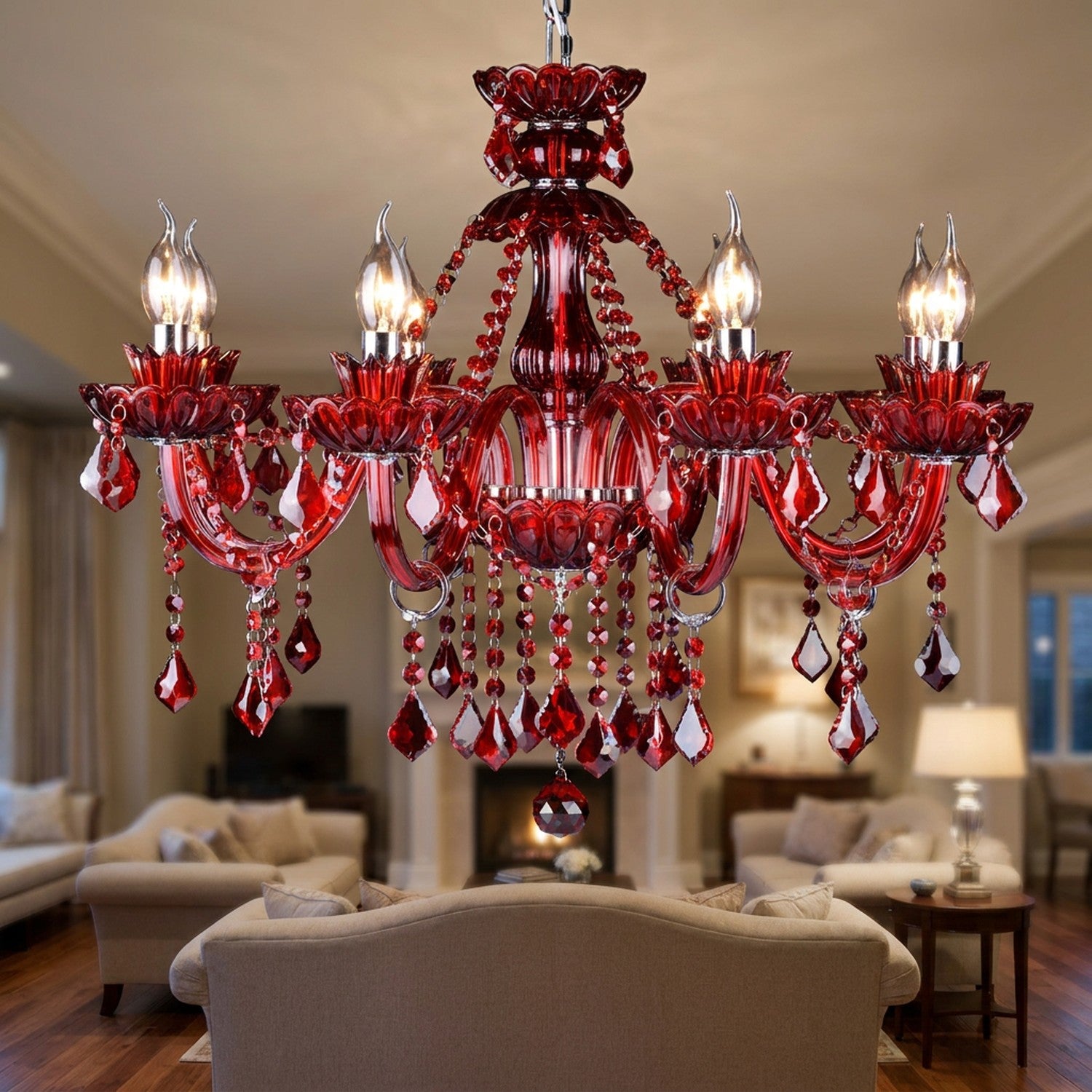 Lustre en cristal rouge à huit branches allumé dans un salon élégant