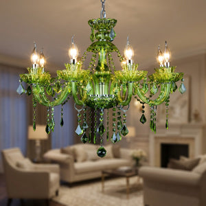 Lustre en cristal vert à huit branches allumé dans un salon élégant