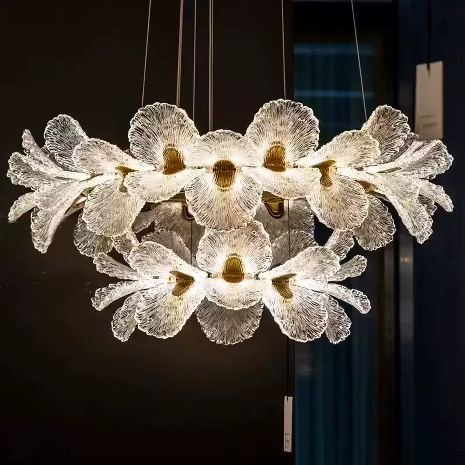 Lustre LED floral de luxe illuminant un escalier moderne