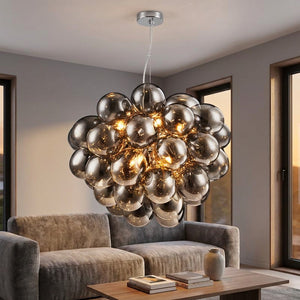 Lustre grappe de verre dans un salon moderne éclairage doux