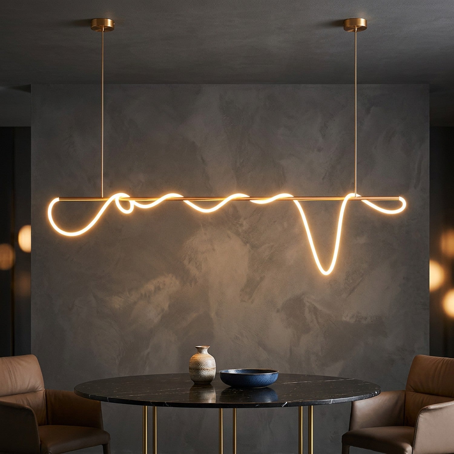 Lustre LED design barre linéaire dorée au-dessus d'une table ronde en marbre noir