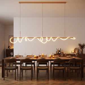 Lustre LED barre linéaire 200cm au-dessus d'une longue table à manger en noyer