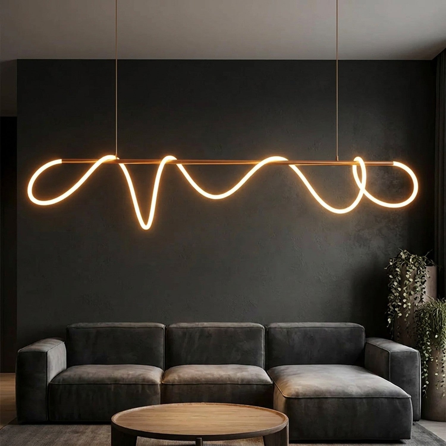 Lustre LED barre linéaire dans un salon sombre avec canapé gris et halo chaleureux