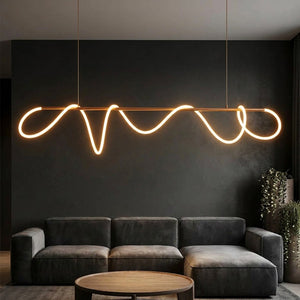 Lustre LED barre linéaire dans un salon sombre avec canapé gris et halo chaleureux