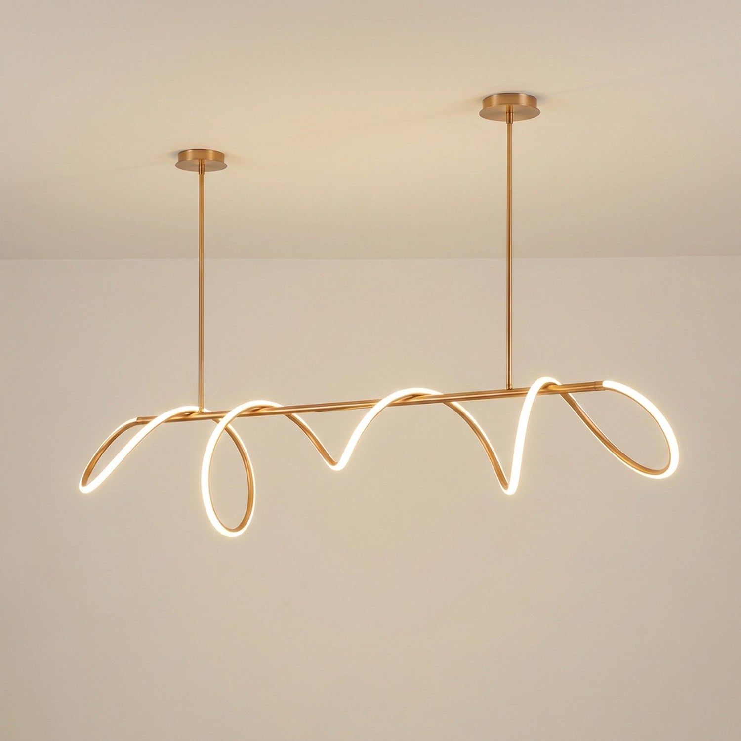 Lustre LED barre linéaire finition dorée fond beige neutre