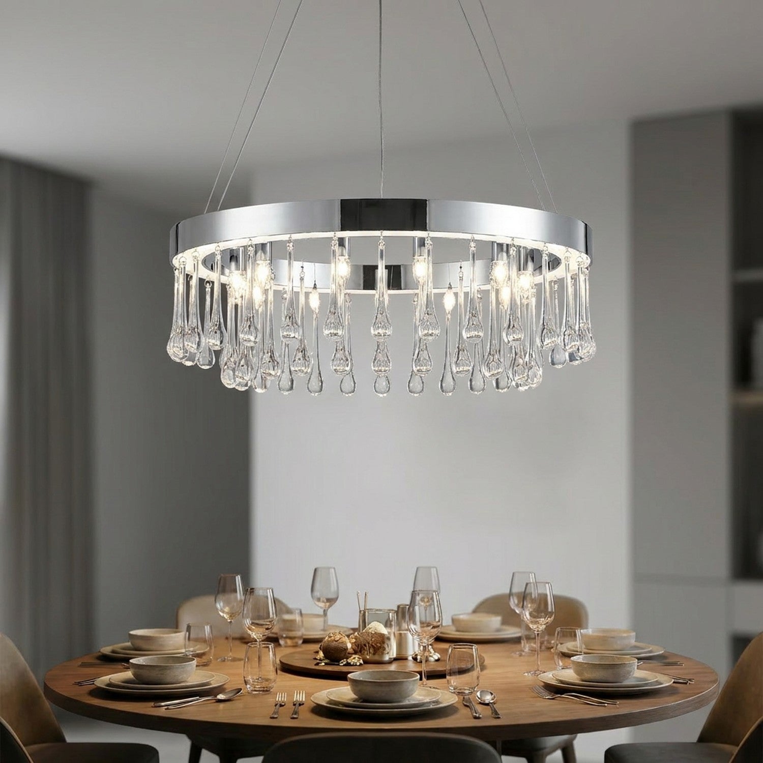 Lustre cristal rond finition argentée chromée suspendu dans une salle à manger moderne