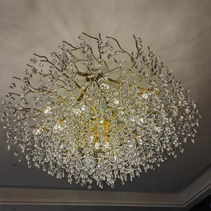 Gros plan vue de dessous lustre cristal LED rond pendeloques transparentes éclairées