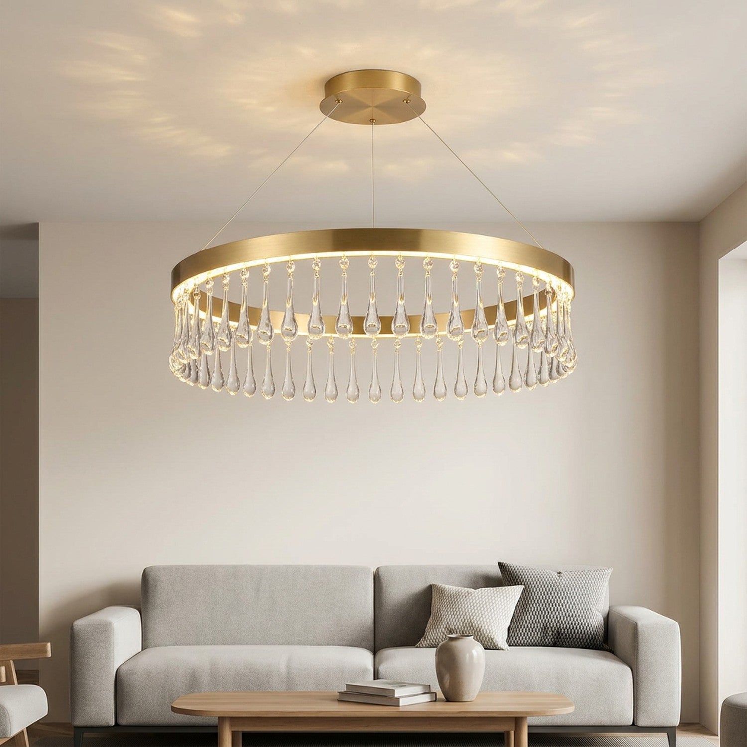 Lustre LED cristal rond suspendu dans un salon moderne avec reflets de lumière sur le plafond