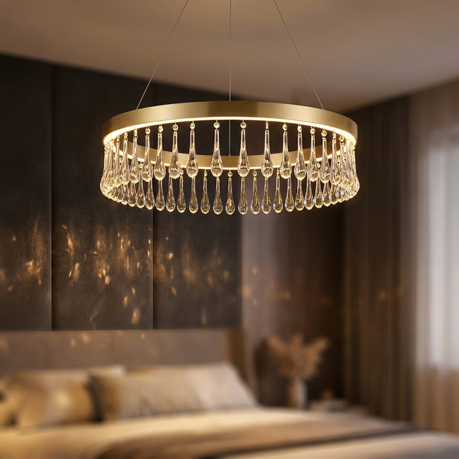 Lustre cristal doré illuminé dans une chambre élégante avec reflets de lumière ambiante sur les murs