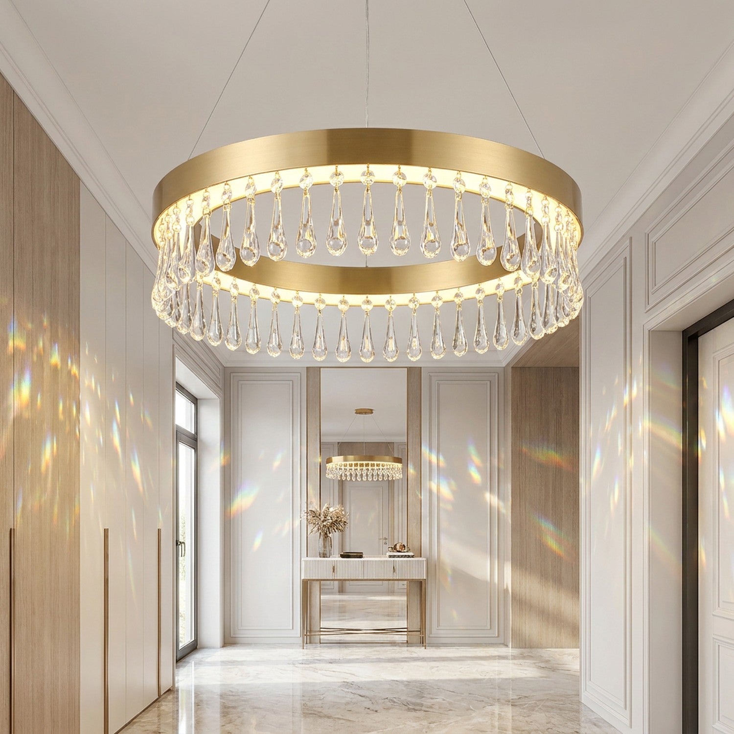 Lustre LED cristal rond suspendu dans une entrée luxueuse avec reflets arc-en-ciel des pendeloques
