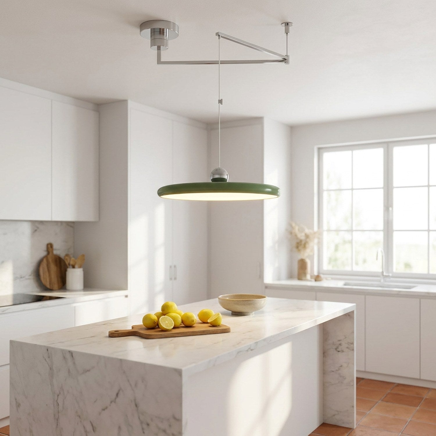 Suspension LED design nordique vert au-dessus d'un îlot de cuisine moderne avec plan marbre