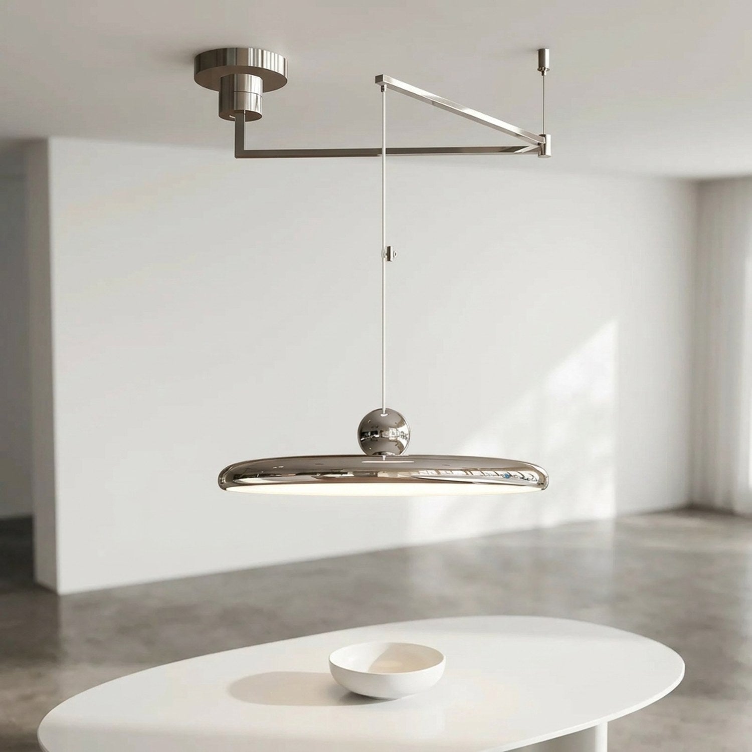 Lustre LED pivotant argenté chromé bras déporté dans un appartement minimaliste