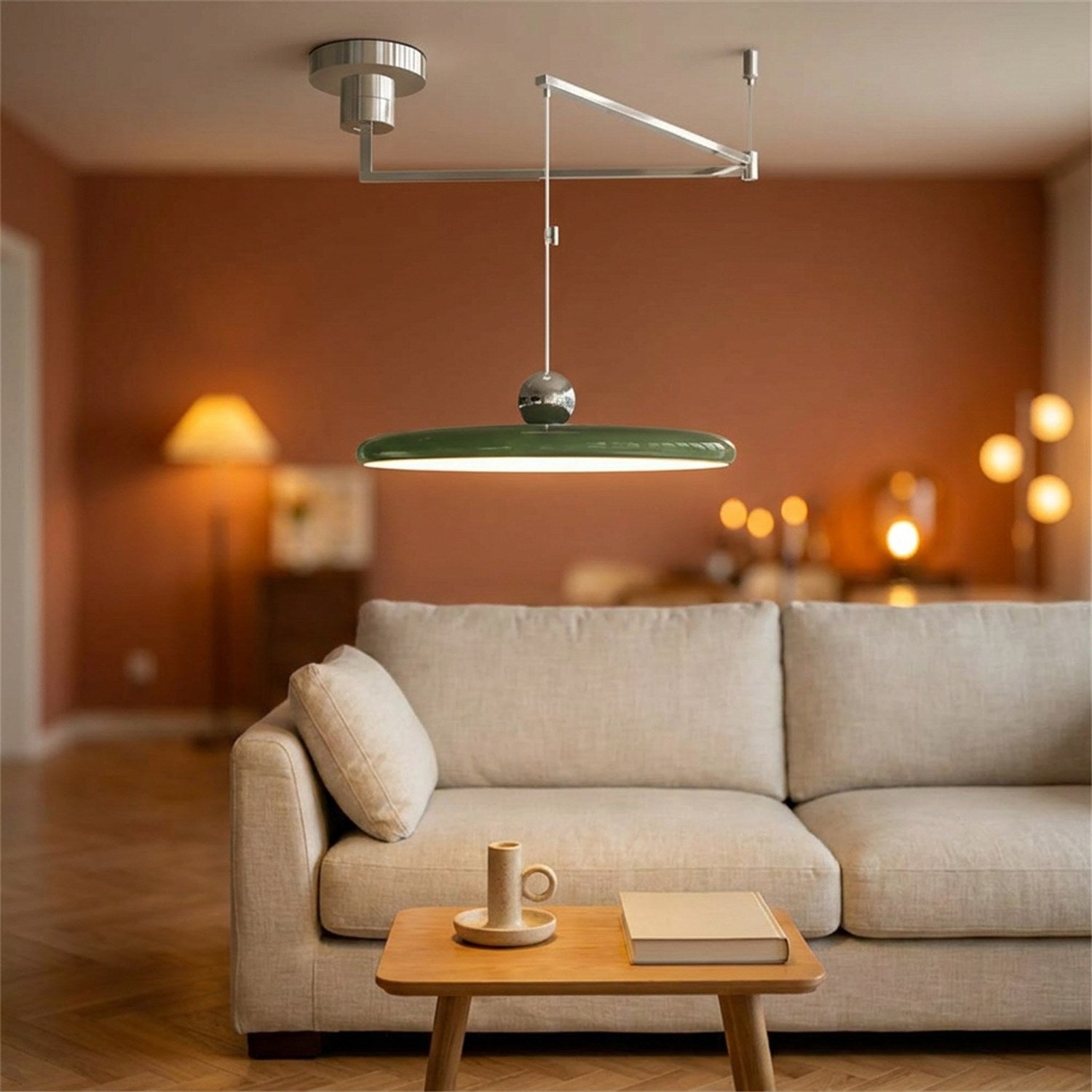 Lustre LED pivotant vert bras déporté dans un salon cosy aux murs terracotta