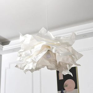 Lustre nuage papier blanc éteint dans une chambre lumineuse avec tableau décoratif