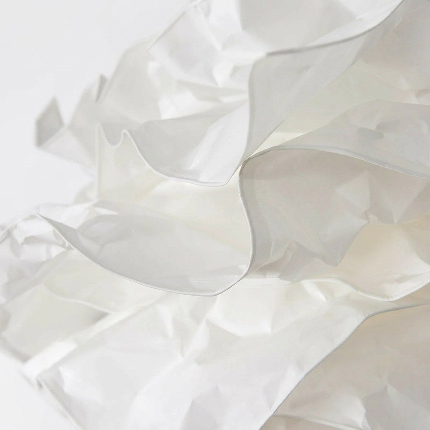 Gros plan sur la texture du papier froissé du lustre nuage blanc