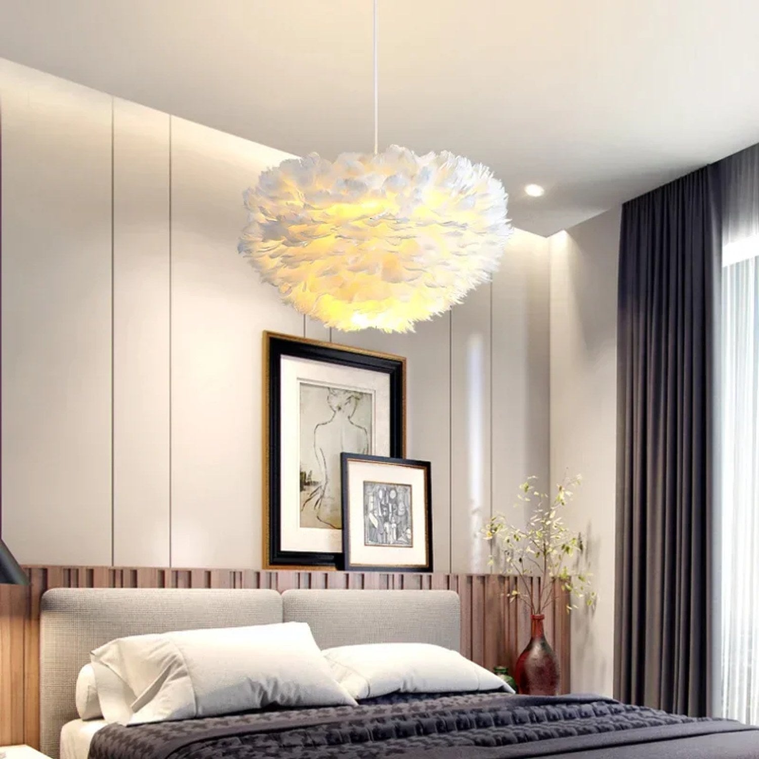 Lustre en plumes blanches suspendu dans une chambre beige moderne