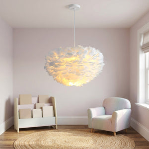 Lustre en plumes blanches suspendu au-dessus d'un coin lecture pour enfant