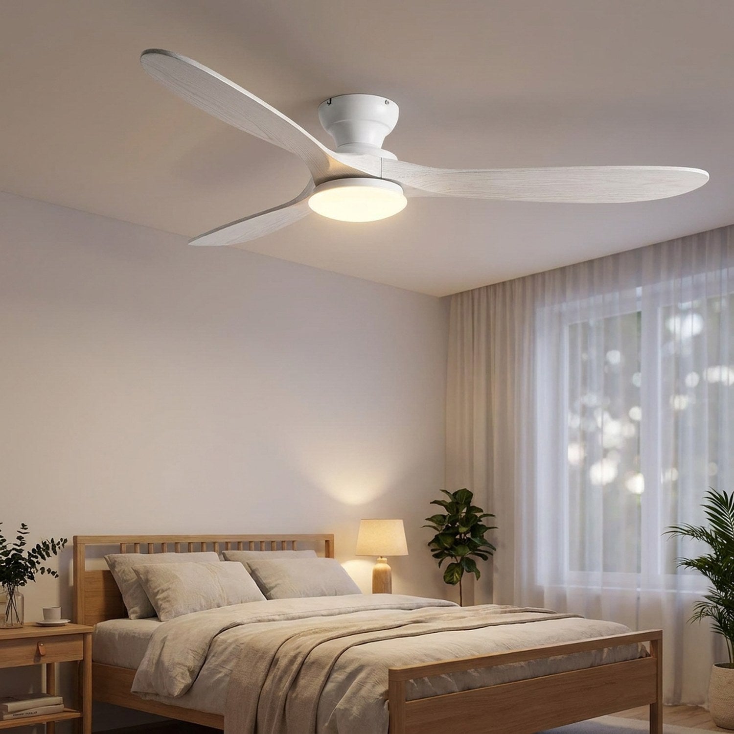 Lustre ventilateur plafond finition chêne blanc dans une chambre lumineuse