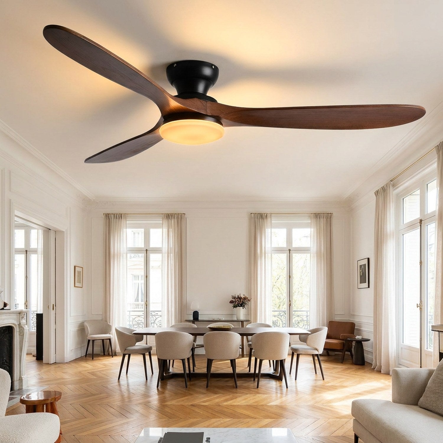 Lustre ventilateur de plafond en bois finition noyer noir avec LED allumée dans un salon moderne