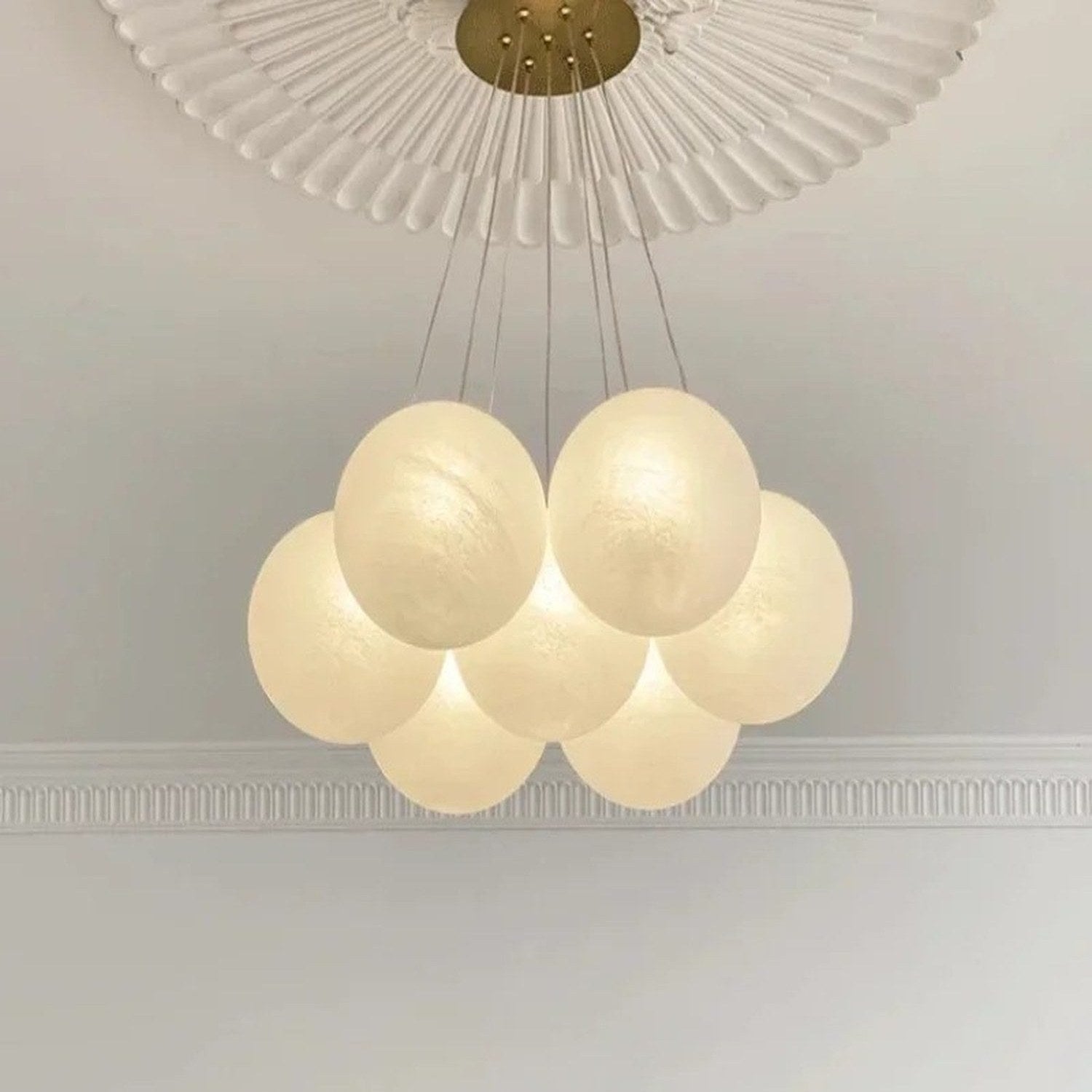 Lustre boule de verre blanc laiteux 7 globes plafond vue depuis le sol