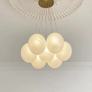 Lustre boule de verre blanc laiteux 7 globes plafond vue depuis le sol