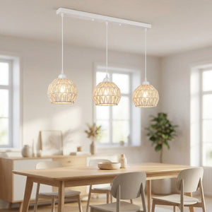 Lustre linéaire trois lampes en corde de chanvre blanc écru au-dessus d'une table claire