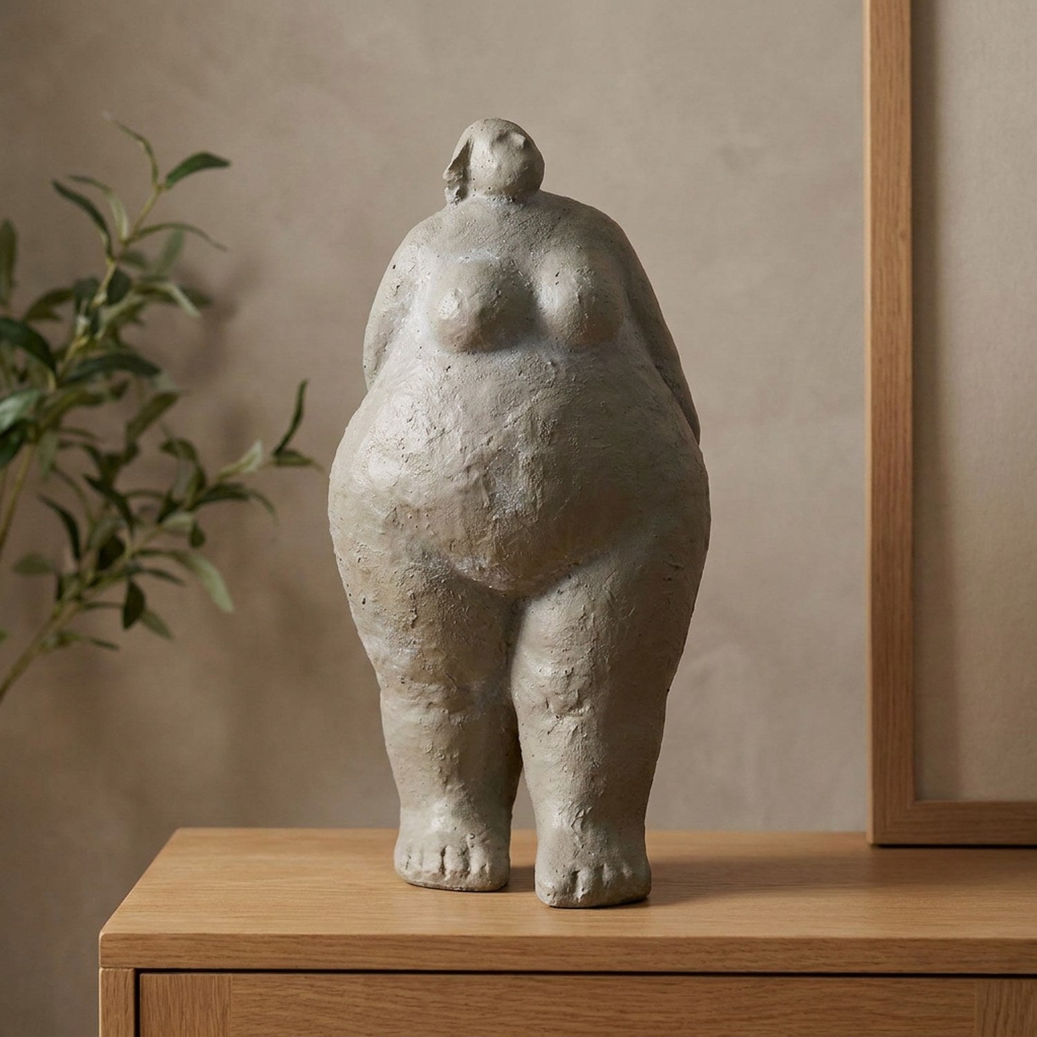 Statue de femme ronde grise debout effet pierre sur une console en bois