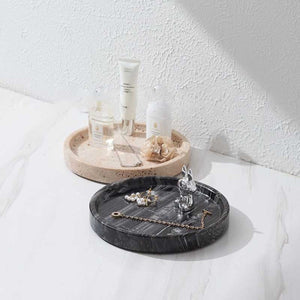 Plateaux ronds pierre naturelle travertin et bois ancien — vue lifestyle