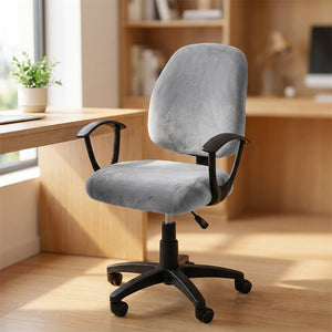 Housse de chaise de bureau en velours gris installée sur un fauteuil de bureau dans un espace de travail lumineux