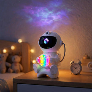 Lampe astronaute allumée projetant un ciel étoilé coloré sur une table de chevet en bois