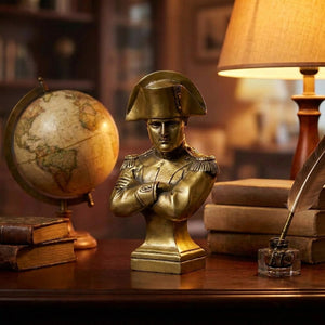 Buste de Napoléon Bonaparte en résine bronze doré sur bureau en acajou avec globe et plume