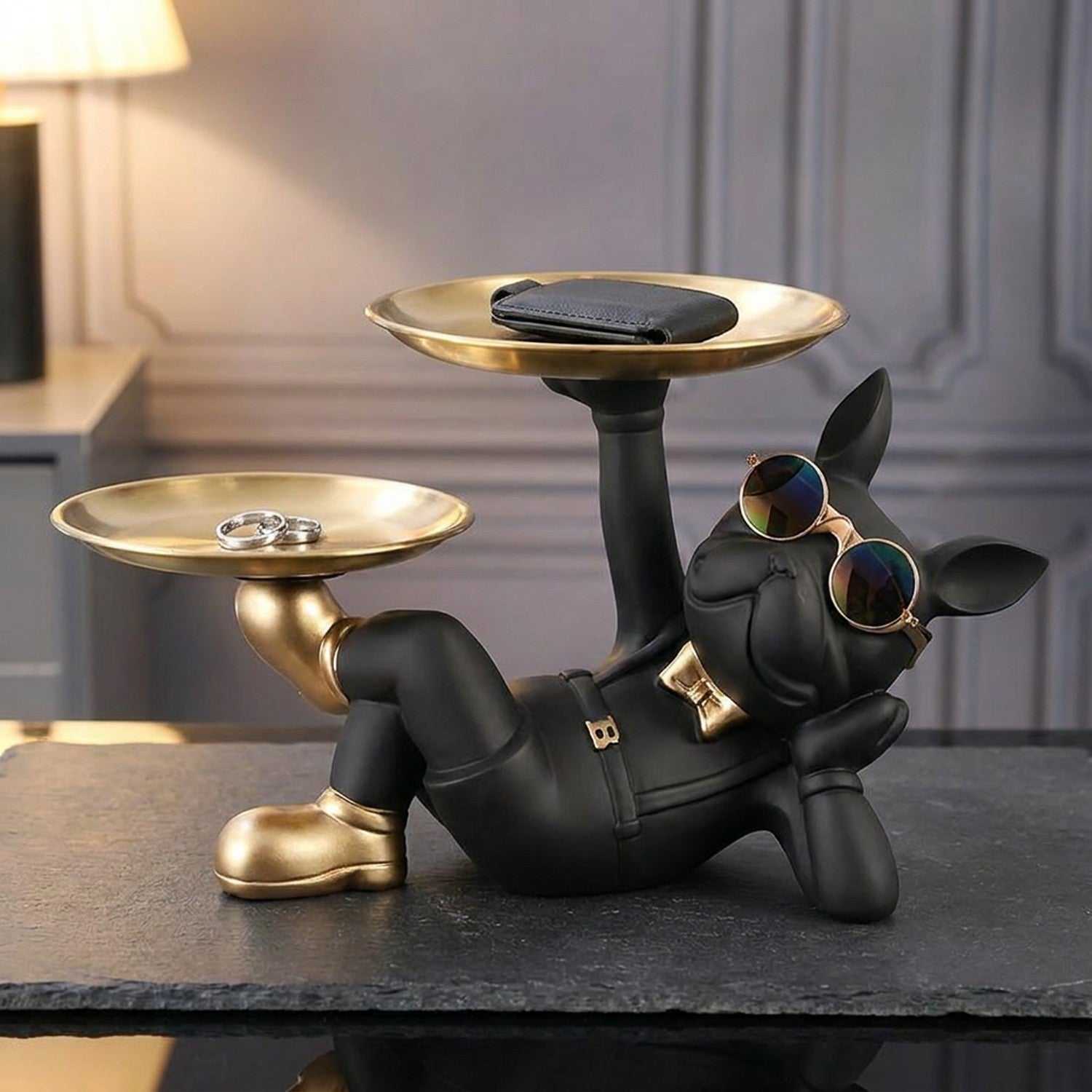 Statuette bouledogue décoratif noir avec double plateau doré en résine
