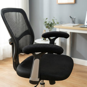 Paire de housses d'accoudoir noires en tissu texturé installées sur les accoudoirs d'une chaise de bureau