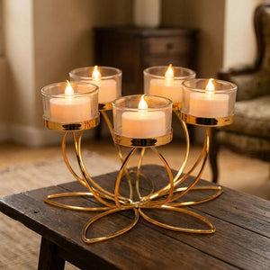 Bougeoir lotus doré 5 bras sur table en bois, ambiance chaleureuse