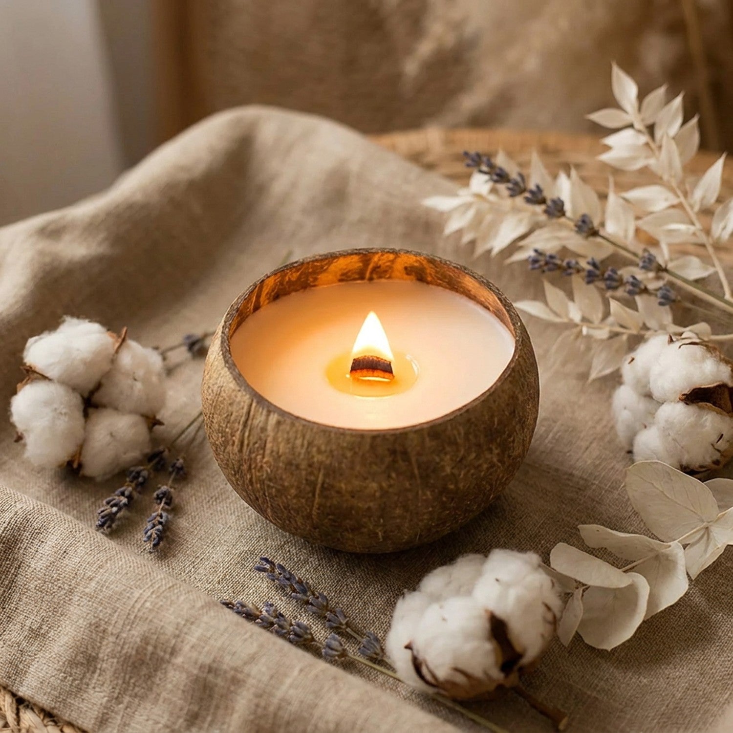 Bougie aromathérapie cire de soja allumée dans coquille de noix de coco naturelle