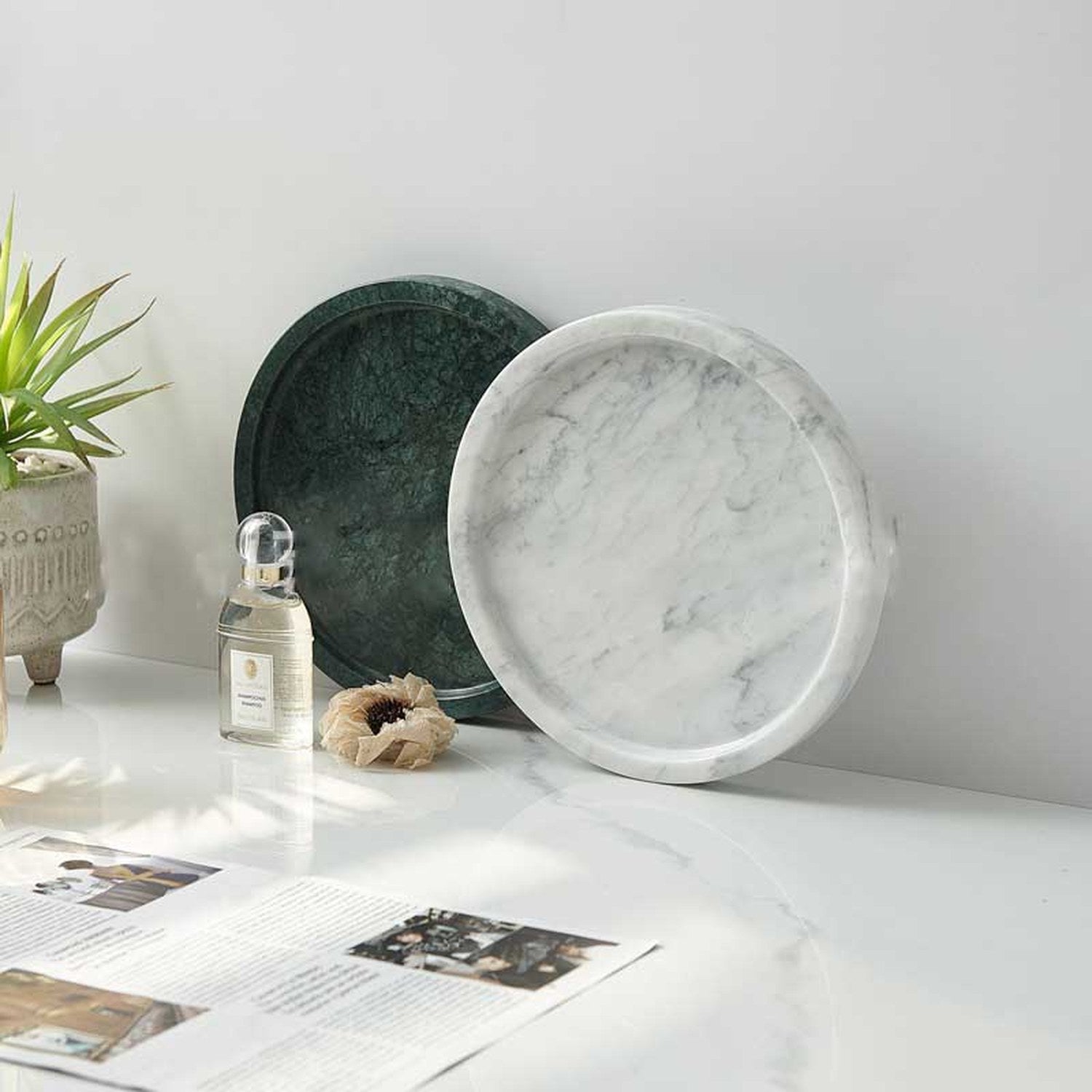 Plateaux ronds marbre vert et blanc sur surface claire