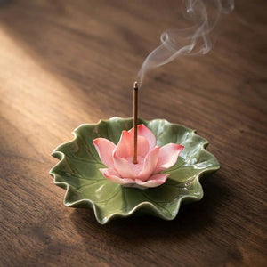 Porte-encens lotus en céramique artisanal sur plateau feuille