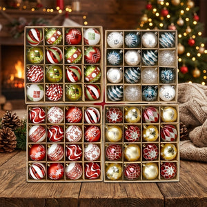 Ensemble de seize boules de Noël colorées avec motifs festifs variés disposées pour décoration sapin