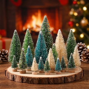 Collection de mini sapins de Noël artificiels en sisal colorés disposés sur surface claire