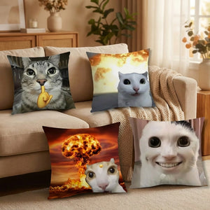Housse de coussin beige avec motif chat mignon aux grands yeux sur canapé moderne