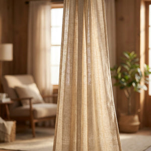Rideau en lin naturel beige suspendu devant une fenêtre lumineuse dans un salon chaleureux